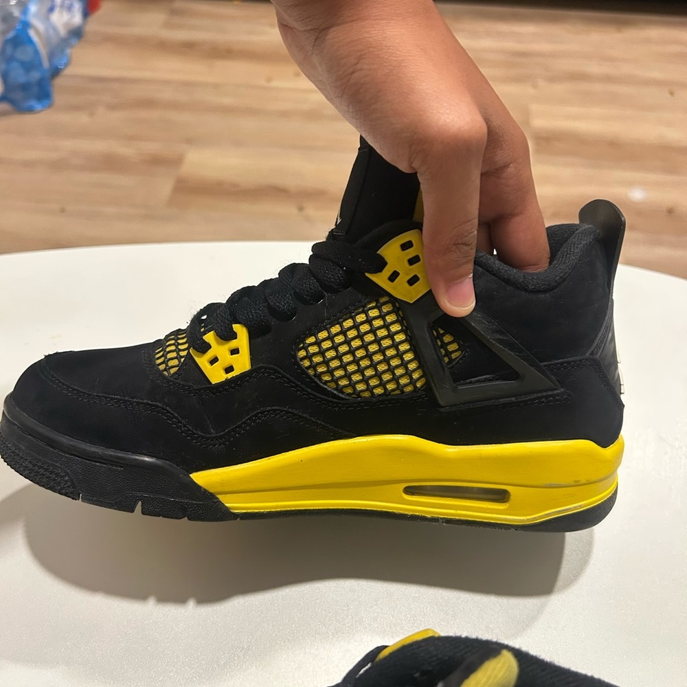 Jordan 4s Thunder - Picture 4 of 6